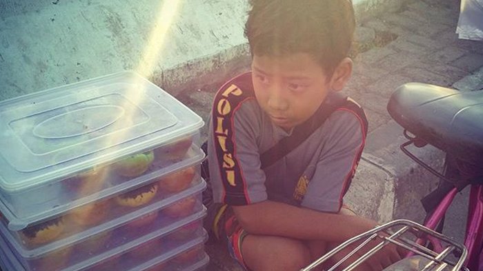 Salut! Anak Berkaus Polisi Ini Jualan Kue di Jembatan Sahabat, Ada Alasan Mulia di Baliknya