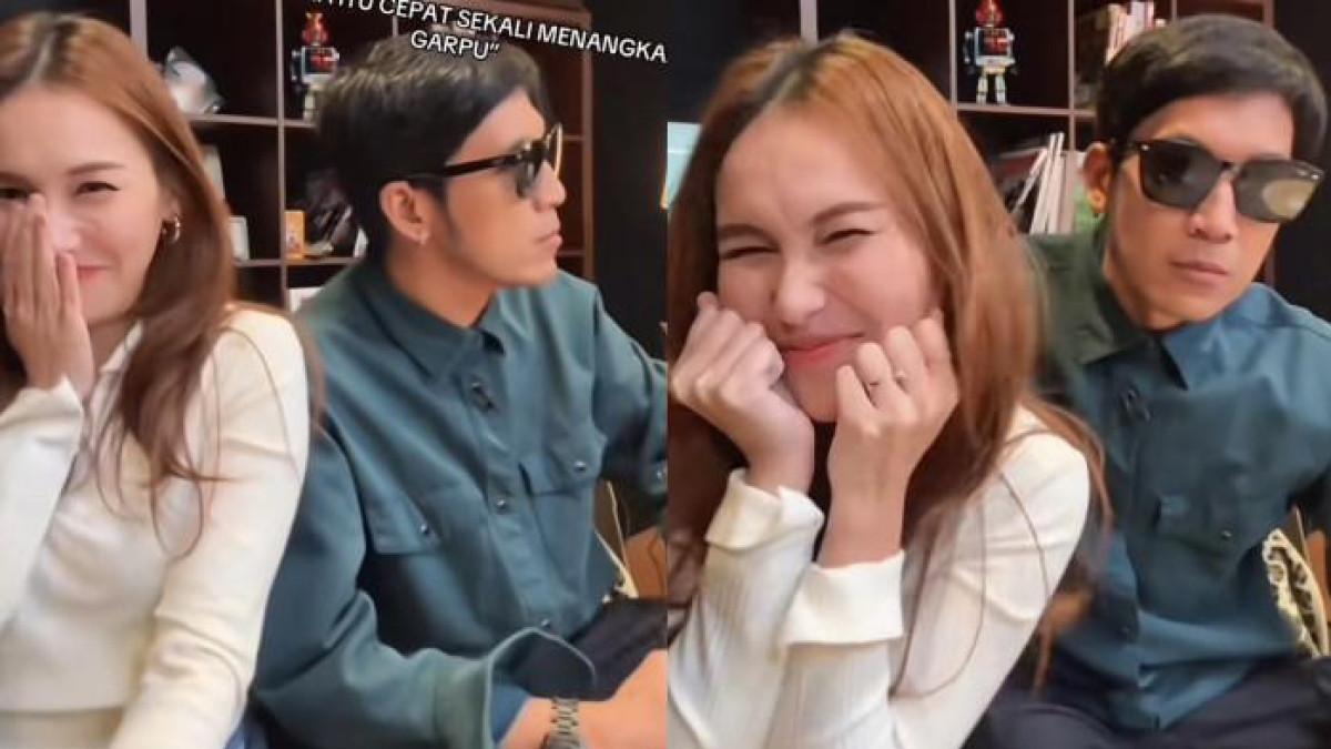 Suasana ceria syuting berubah riuh saat Desta secara spontan menarik Ayu Ting Ting ke luar panggung