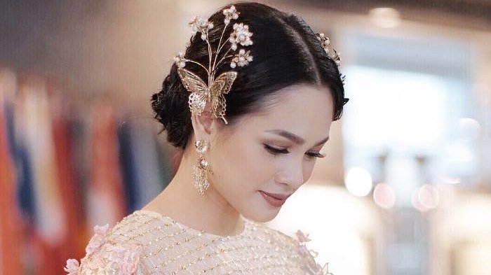 Beda dari yang Lain, Andien Aisyah Pakai Colorfull Frackles dengan Gayanya Sendiri
