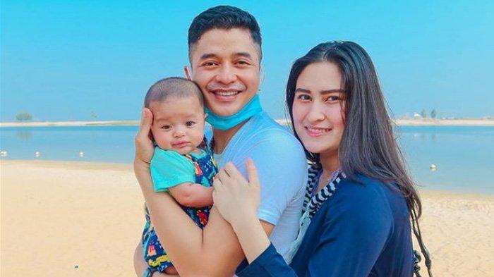 Rumah tangga Angbeen Rishi dan Adly Fairuz diisukan retak. Postingan sang istri soal ayah ikut jadi sorotan.