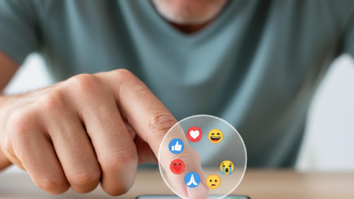 FITUR REACTION - Balas chat lebih mudah, WhatsApp kini punya reactions dengan emoji yang bisa membantu pengguna menanggapi pesan dengan cepat tanpa perlu mengetik kata-kata
