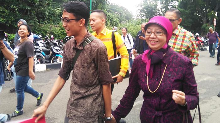 Pegang Erat Tangan Ibunda, Ario Kiswinar Jalan Kaki Kelilingi Polda Metro Jaya
