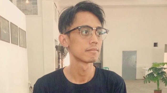 Tak Terduga, Ario Kiswinar Teguh Dinobatkan Sebagai Guru Terpopuler 2016, Ini Buktinya!
