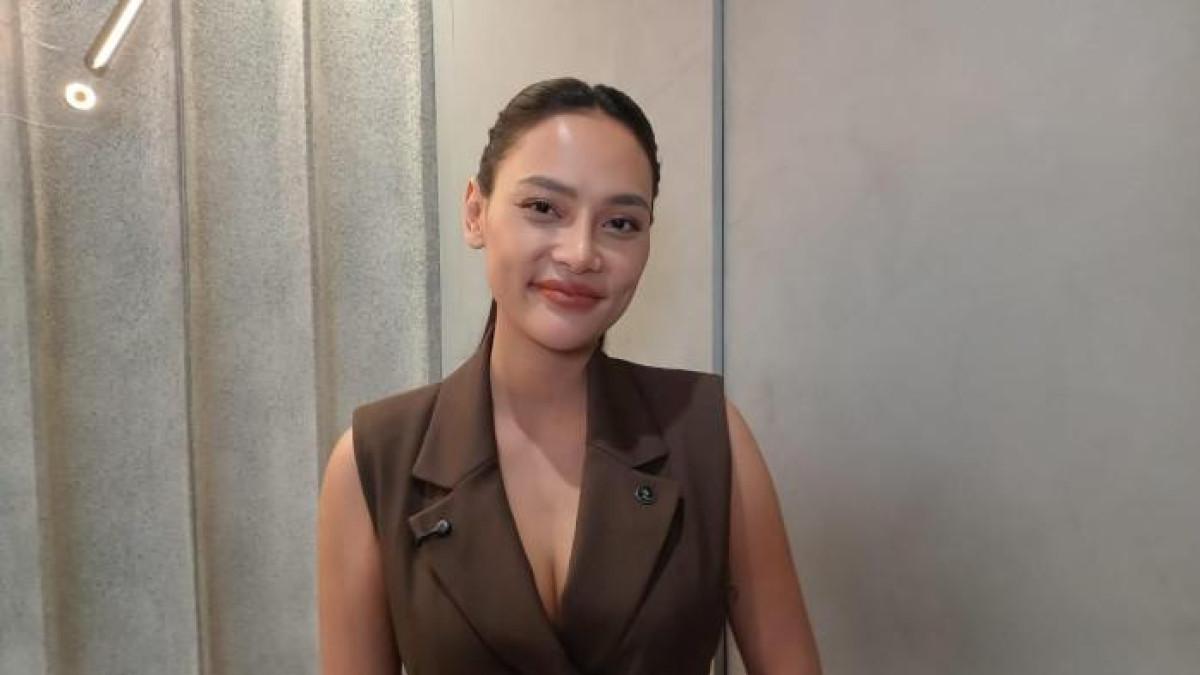Di balik momen romantis DJ Bravy melamar Erika Carlina di atas panggung festival musik, tersimpan peran penting dua orang dekat yang tak terduga.