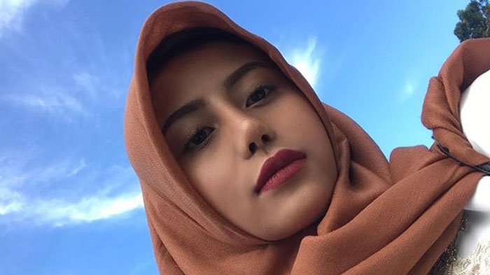 Berhijab Saat Lebaran, Wajah Awkarin Bikin Pangling