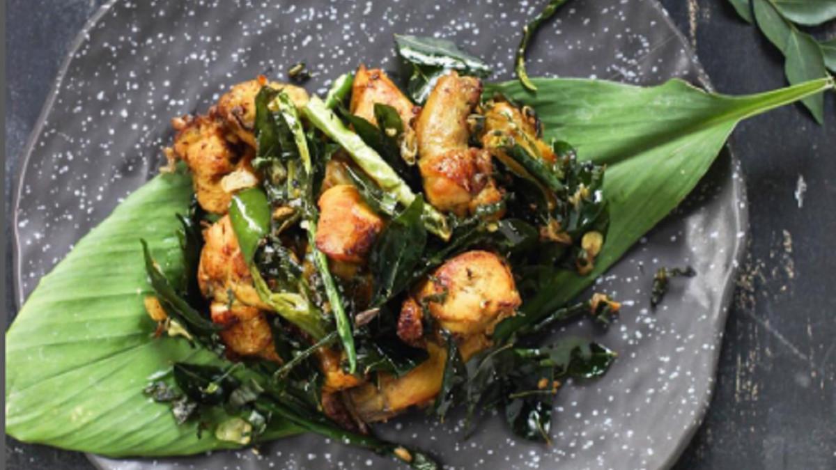 Ayam Tangkap khas Pidie Jaya, Aceh, kuncinya ayam goreng renyah dan daun kari wangi yang membuat aroma khas menggoda selera
