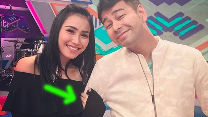 5 Foto Ayu Ting Ting dan Raffi Ahmad, Ternyata Nggak Cuma Pegangan Tangan!