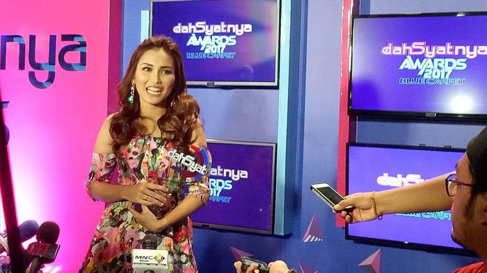 Selamat! Sabet Kategori Penyanyi Dangdut Terdahsyat, Ayu Ting Ting Persembahkan Piala Buat Keluarga