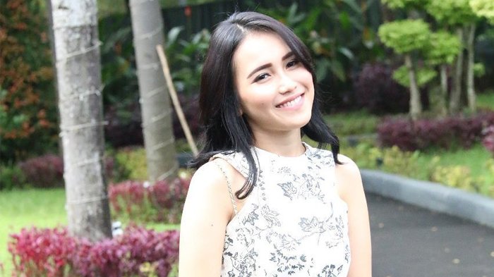 Netizen Saling Memuji Penampilan Ayu Ting Ting, Makin Modis dengan Gaya Busana yang Simpel & Kasual