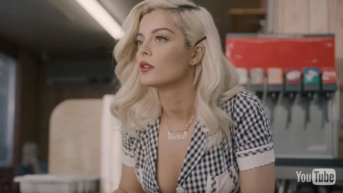 Tampilan Bebe Rexha di American Music Awards 2017 Buat Warganet Meleleh! Netter: Kayak Jam Pasir!