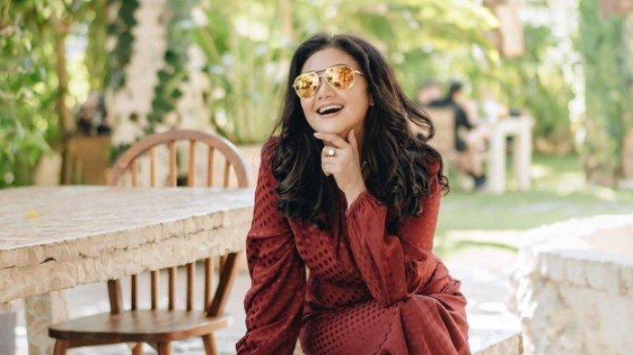 Bella Saphira tampak cantik dan anggun meski usianya sudah memasuki kepala 5.