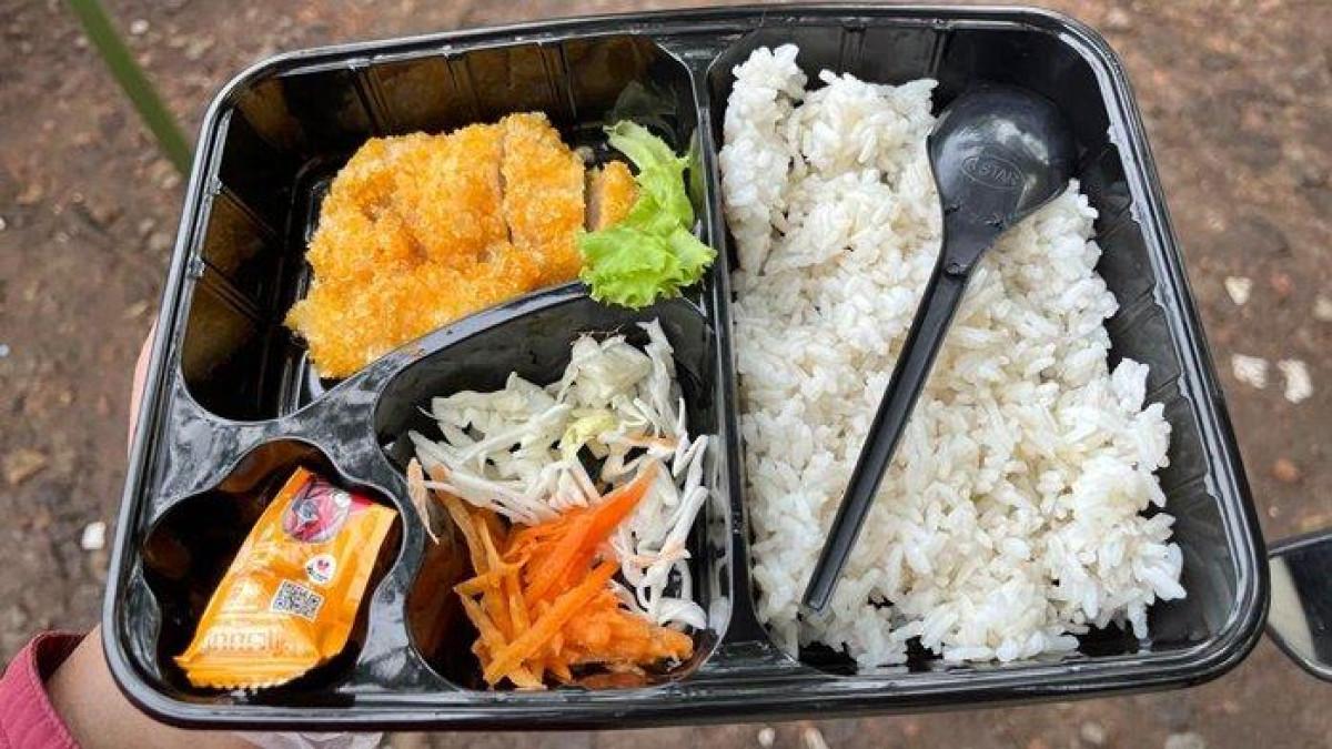 VINZ BENTO - Dengan tambahan sayur dan saos, Vinz Bento bisa langsung disantap di saat kamu butuh tambahan energi ekstra.