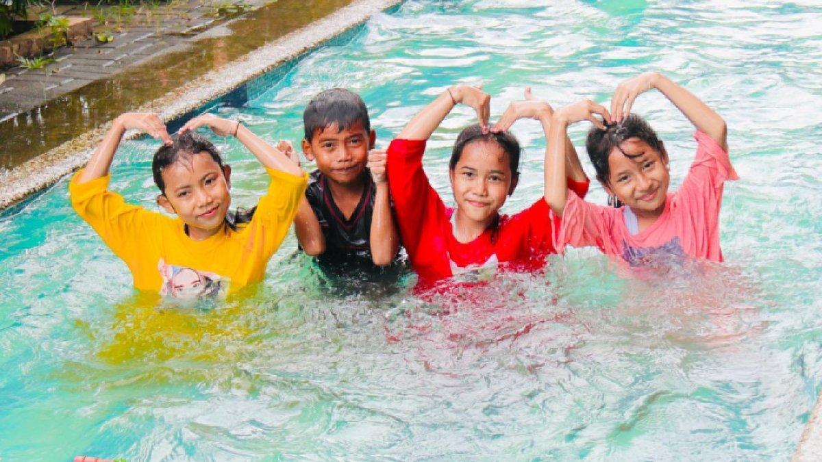 WISATA BOGOR - Pengunjung berfoto di kolam renang Boash Waterpark, tempat wisata Bogor yang populer.