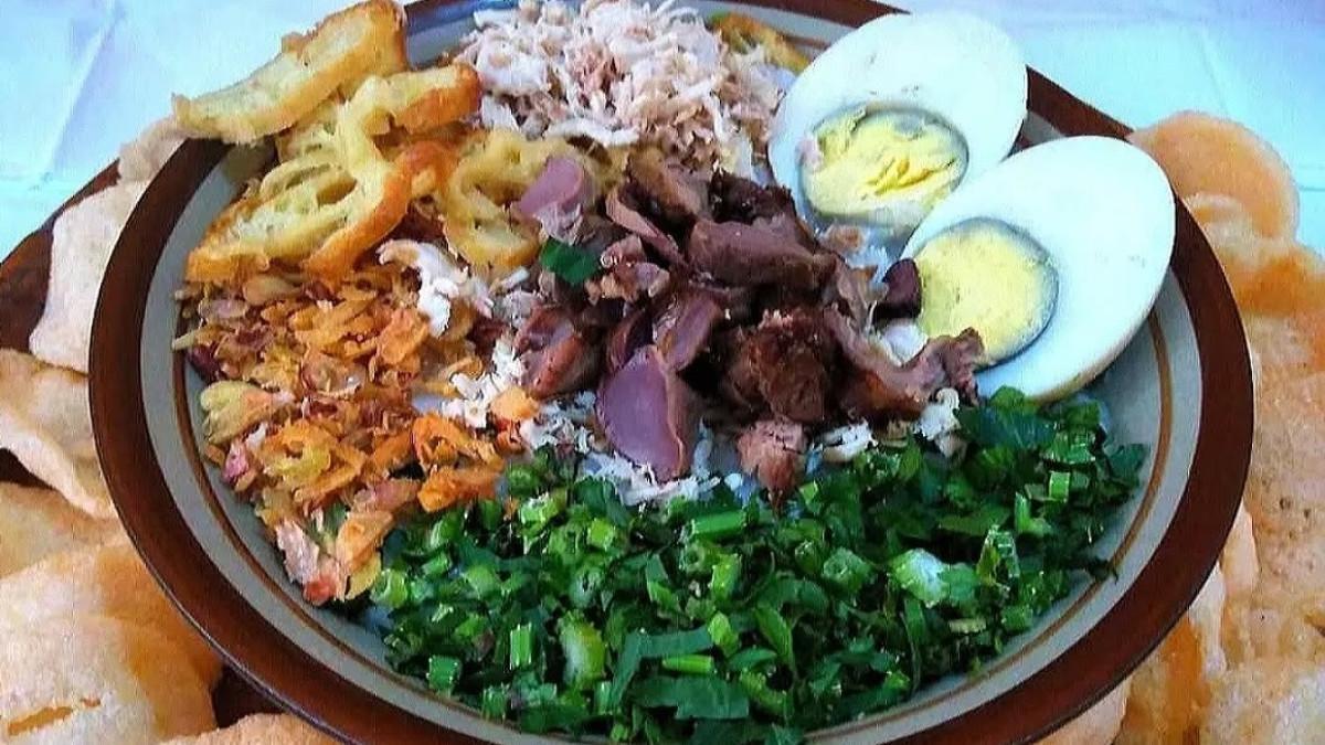 KULINER BANDUNG - Bubur Ayam H Amid, satu tempat makan enak dan murah di Bandung yang cocok untuk dinikmati sepulang kerja.