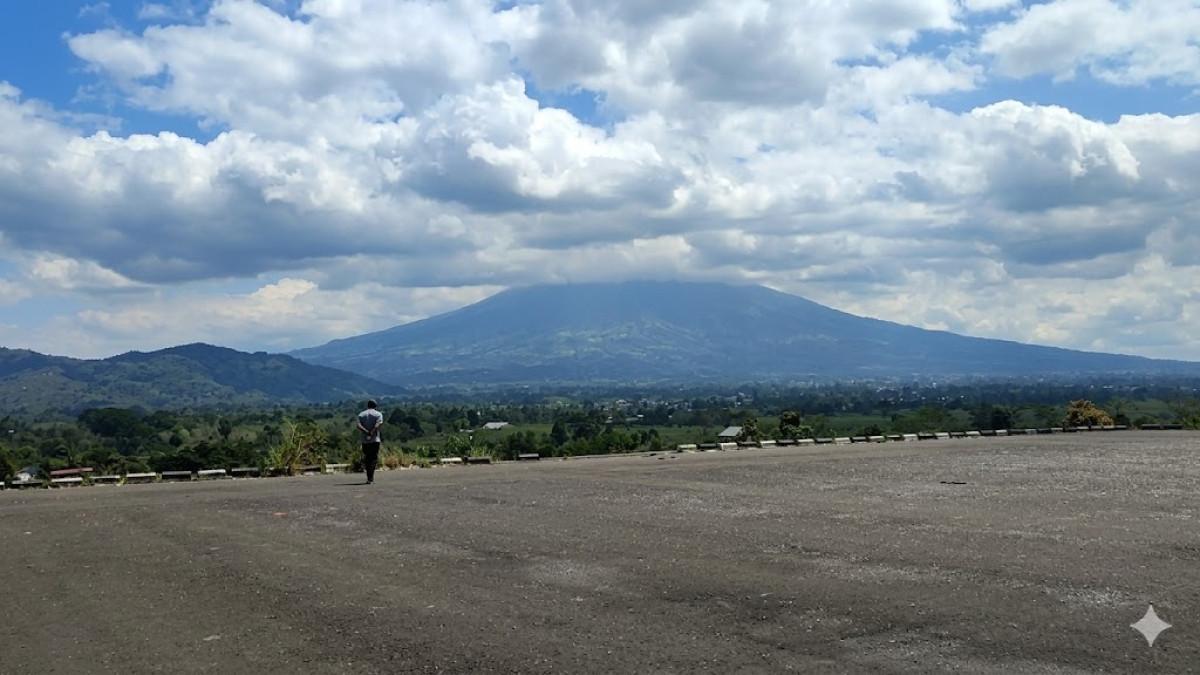 BUKIT SERUNTING : Tampak pemandangan Gunung Dempo dari kawasan Bukit Serunting Kota Pagar Alam. Kawasan ini bisa menjadi salah satu destinasi wisata di Pagar Alam.