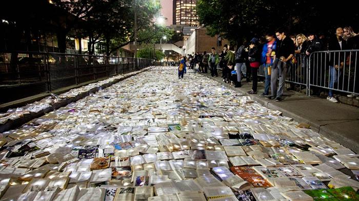 Buset! 10.000 Buku Penuh Cahaya Tergeletak di Jalanan Toronto, Ternyata Ini Alasannya