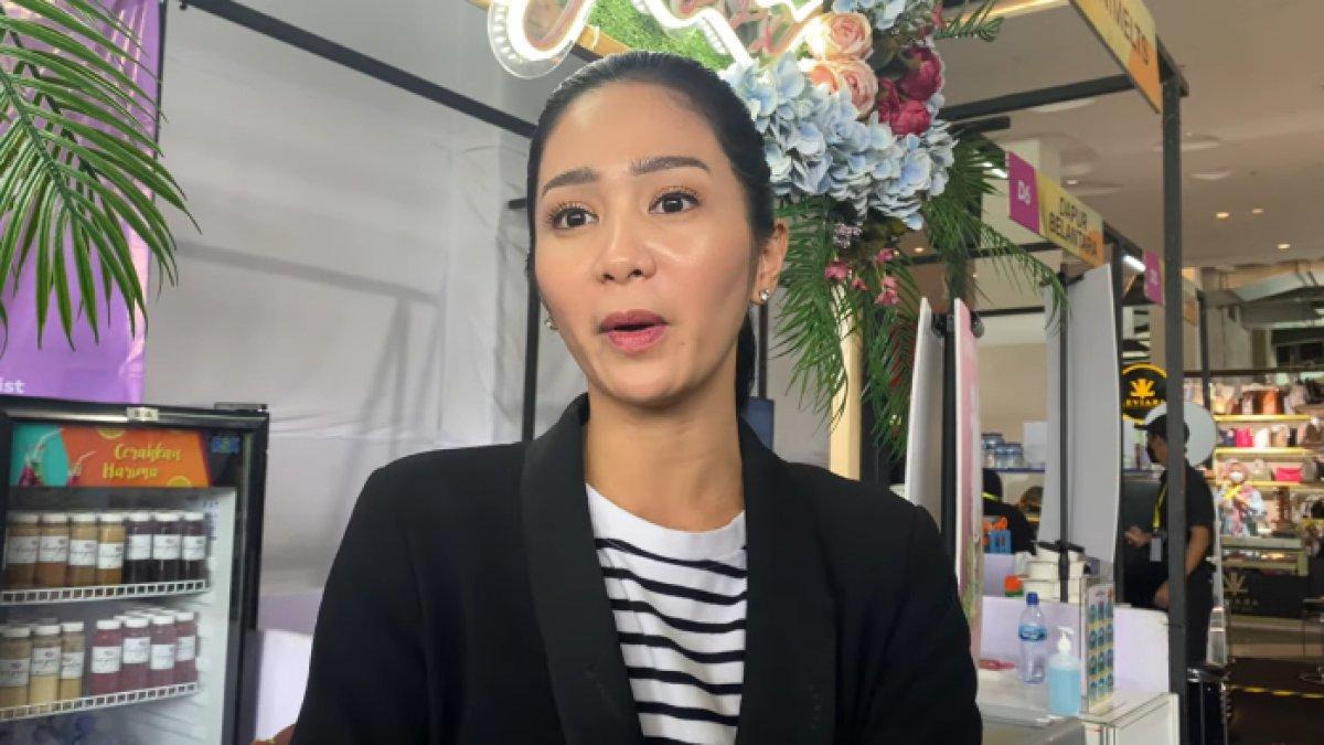 POLEMIK KELUARGA ARTIS - Bunga Zainal tak kuasa menahan tangis buntut polemik dengan keluarga. Ia mengenang pengorbanannya untuk sang ayah.
