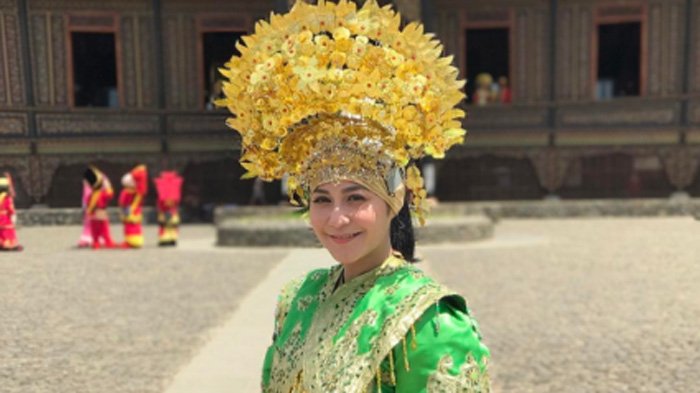 Instagram Caca Tengker - Pakai Baju Adat Sumatera Barat, Netizen: Urang Minang Memang Rancak!