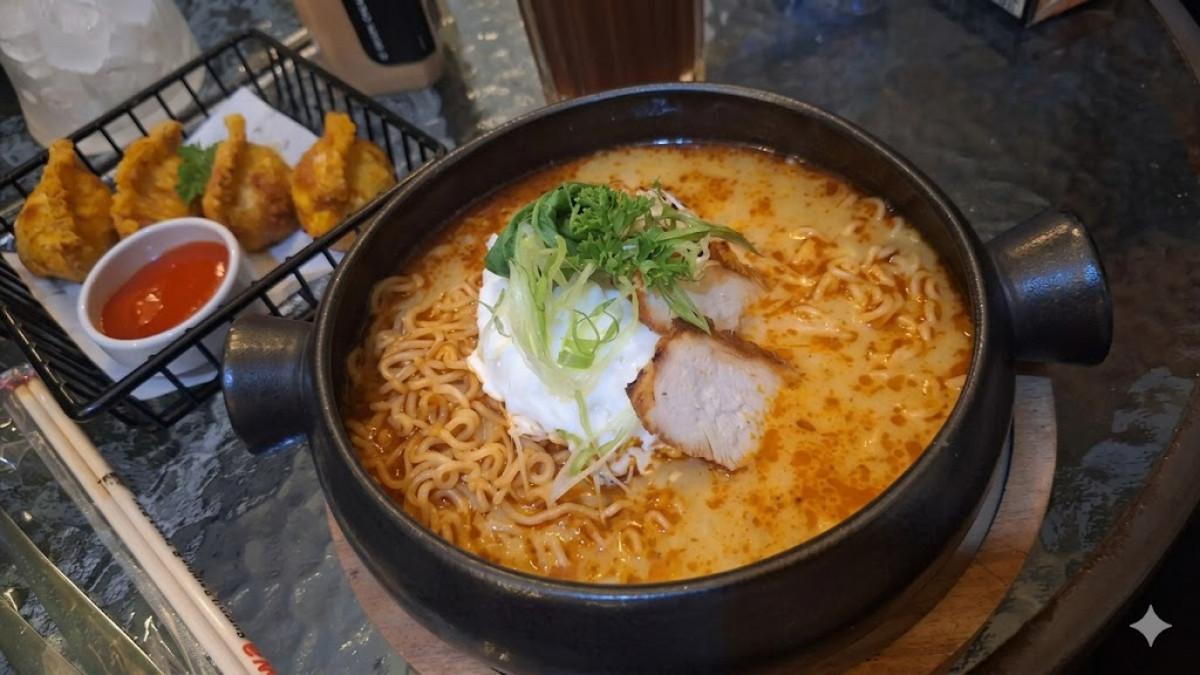 KAFE AESTHETIC - O Seven Coffee Eatery Cilegon menawarkan aneka menu mie lezat seperti Chicken Curry Mee, Korean Ramyun, hingga Tek Tek Udon dengan topping melimpah dan harga terjangkau.