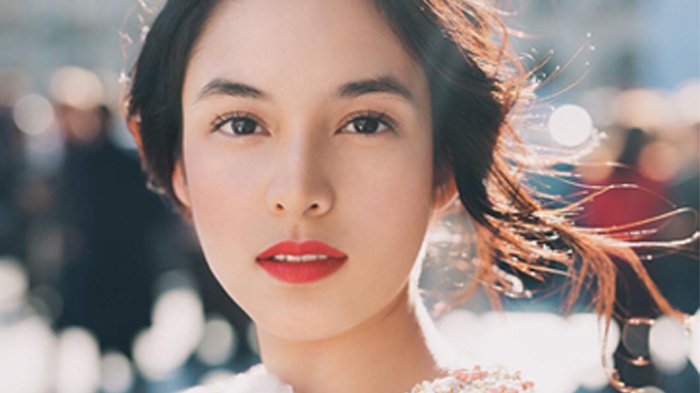 Chelsea Islan Pose Bareng Mama di Hari Ibu, Netizen Salfok Mamanya Dibilang Mirip Komedian Ini!