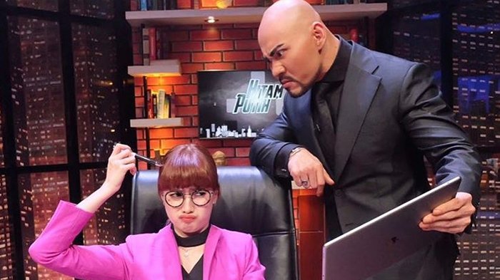 Deddy dan Chika mulai tampak dekat ketika Chika Jessica menjadi co-host di acara Hitam Putih.
