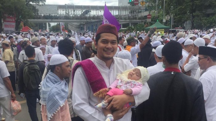 Instagram Cholidi Asadil - Ikut Aksi Damai 212, Aktor Ini Bawa Sang Bayi, Netizen: Awas Kasihan!