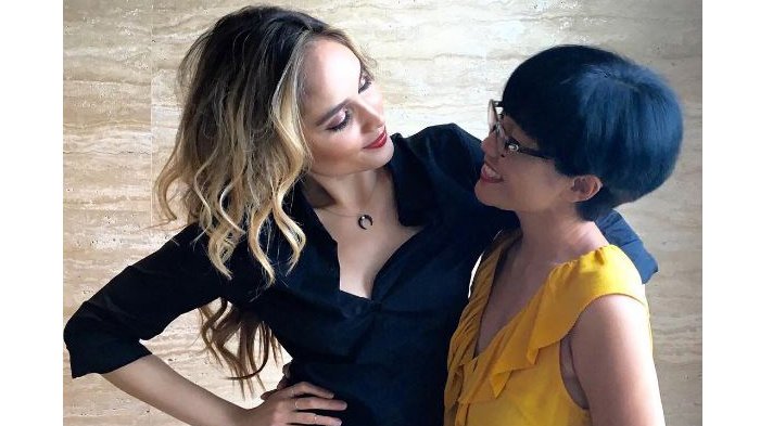 Makin Seksi, Begini Penampilan Mama Cinta Laura yang Tetap Pede Pamer Belahan Dada