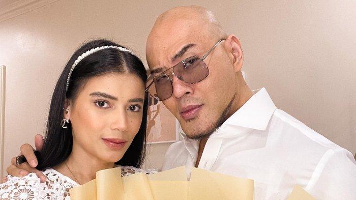 Perjalanan cinta Deddy Corbuzier dan Sabrina Chairunnisa.