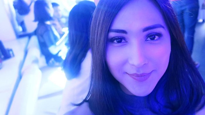 Artis Transgender Dena Rachman Posting Foto Cantik, Kok Malah Dipuji Ganteng Netizen