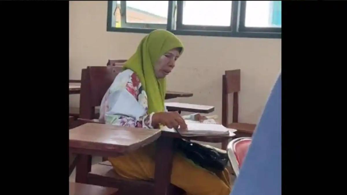 MAHASISWA ABADI - Sosok Desi yang dijuluki mahasiswa abadi terlihat mengikuti kegiatan perkuliahan di Universitas Almuslim, Aceh, meski usianya telah lanjut dan kisah hidupnya viral di media sosial.