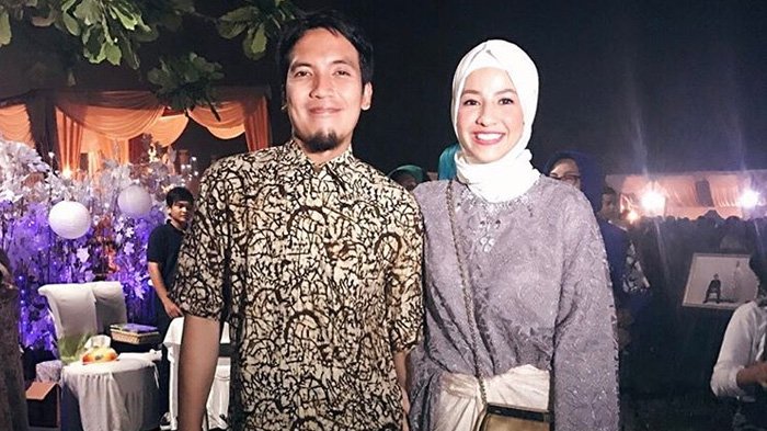 Alamak! Niatnya Pengin Pose Romantis, Foto Desta dan Istrinya Malah Jadi Kayak Gini