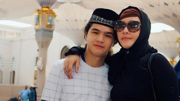 Instagram Maia Estianty - Berhasil Sentuh Ka'bah, Dul Teteskan Air Mata