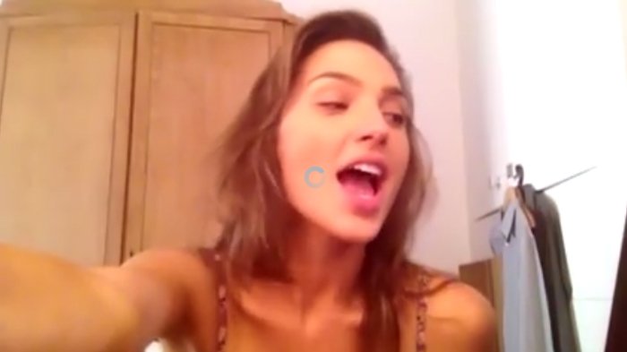 Video Lamanya Kembali Viral, Aksi Gal Gadot yang Pakai Bra Saja ini Tuai Kontroversi Netizen!
