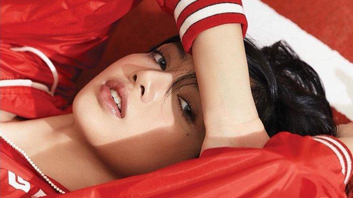 Lisa BLACKPINK Rayakan Ulang Tahun yang ke-24, Intip Gayanya pada Sesi Pemotretan Terbaru