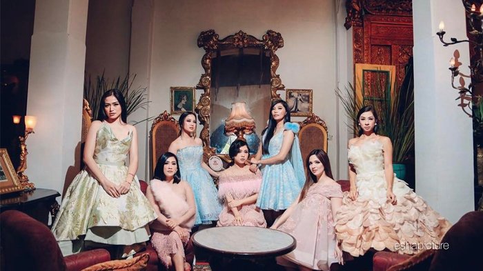 Pemotretan Bareng Geng Sosialita Bak Cinderella, Tangan Misterius di Foto Nia Ramadhani Bikin Heboh
