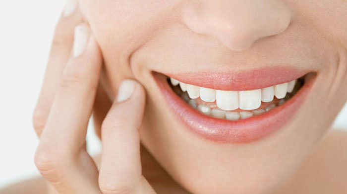 Mau Gigi Putih Seputih Milik Natasha Wilona? Tak Perlu Bleaching! Coba Tips Dapur Ini