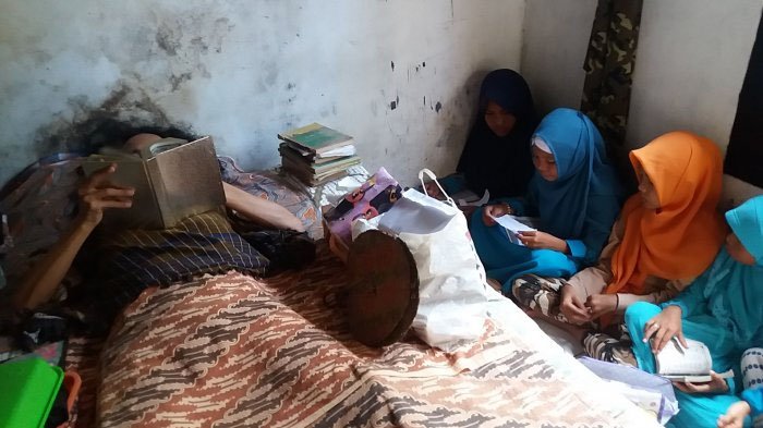Meski Dalam Keadaan yang Serba Terbatas, 5 Guru Ini Buktikan Tetap Mampu Mencerdaskan Muridnya!