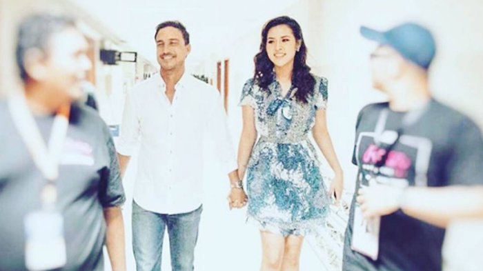 ISU PERCERAIAN - Secara mengejutkan, Raisa dan Hamish menggelar acara pertunangan di kediaman Raisa di Cinere.