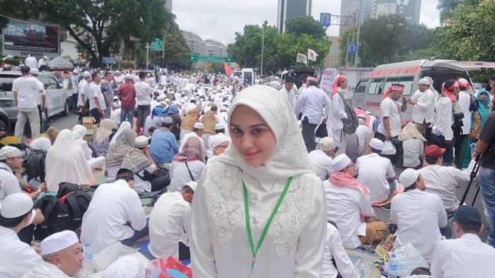 Tak Hanya Payung Jokowi, Wanita Cantik di Aksi Damai 212 Ini Bikin Netizen Heboh!