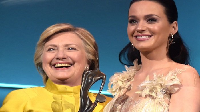 Kejutan! Katy Perry Dapat Penghargaan UNICEF Langsung dari Tangan Hillary Clinton