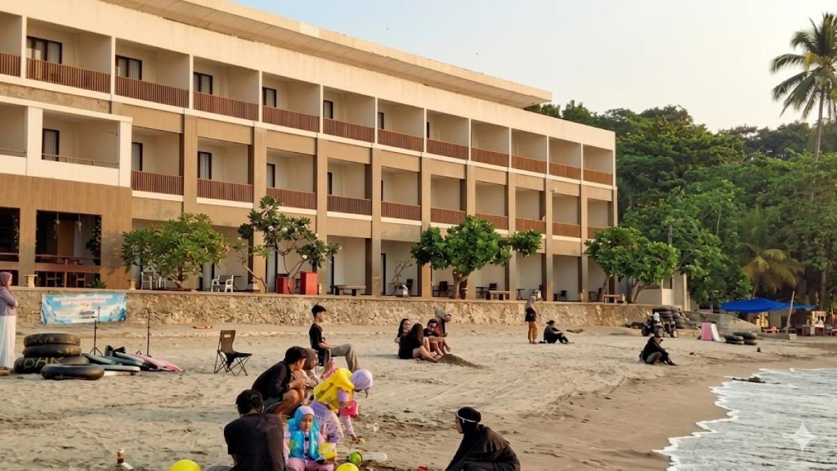WISATA BANTEN - Wisatawan bermain di pinggir pantai di belakang Hotel Pesona Krakatau Anyer, Kabupaten Serang, Banten.