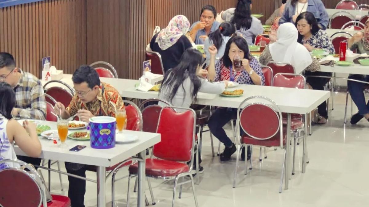 KULINER JAKARTA - Restoran Ikan Tude Manado, satu tempat makan favorit pekerja kantoran di kawasan Sudirman Jakarta Pusat yang layak masuk daftar kunjungan. 


Artikel ini telah tayang di TribunTravel.com dengan judul 5 Tempat Makan Favorit Pekerja Kantoran di Kawasan Sudirman Jakarta Pusat, https://travel.tribunnews.com/kuliner/142145/5-tempat-makan-favorit-pekerja-kantoran-di-kawasan-sudirman-jakarta-pusat.
Penulis: Ambar Purwaningrum
Editor: Ambar Purwaningrum