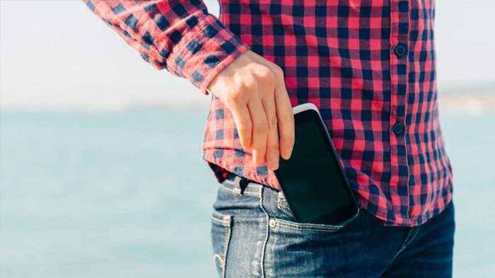 Tempat terlarang untuk menyimpan ponsel. 