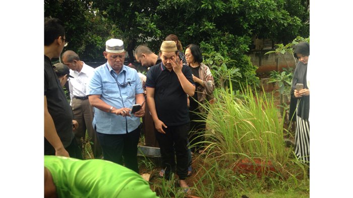 Tampak Tenang Saat Menggendong Jenazah Anaknya, Indra Bekti Akhirnya Menangis di Makam Sang Putra