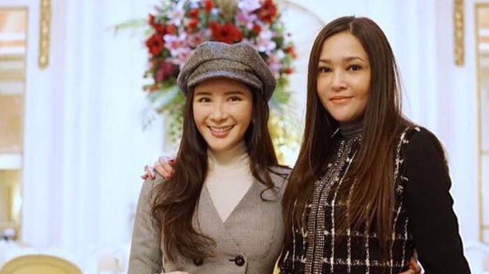 Maia Estianty & Jamie Chua Sama-sama Pakai Cropped Jacket Warna Pink, Harganya Capai Rp 30 Juta