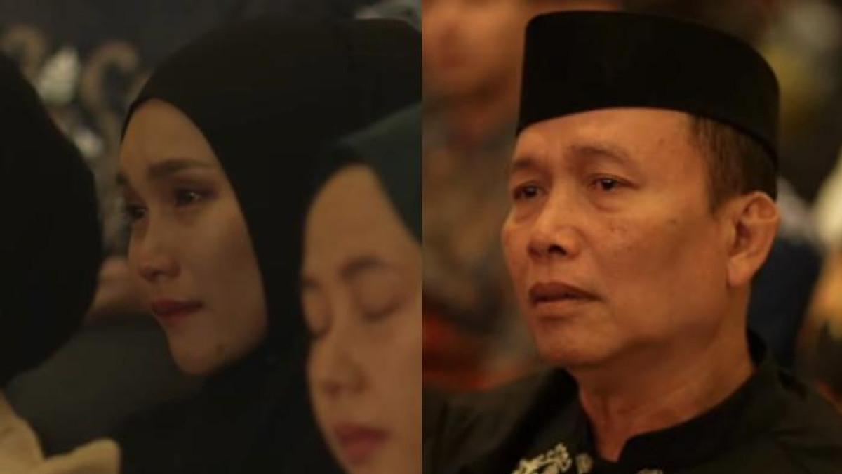 Di tengah ratusan jamaah, Ayu ungkap rasa sepi dan lelahnya menanti takdir cinta momen itu bikin suasana hening.