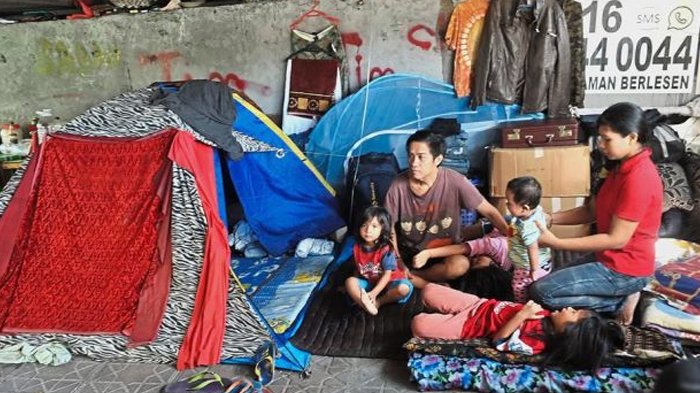 Tak Mampu Bayar Sewa Rumah yang Sudah Ditempati 11 Tahun, Keluarga Ini Diusir Hidup di Bawah Flyover