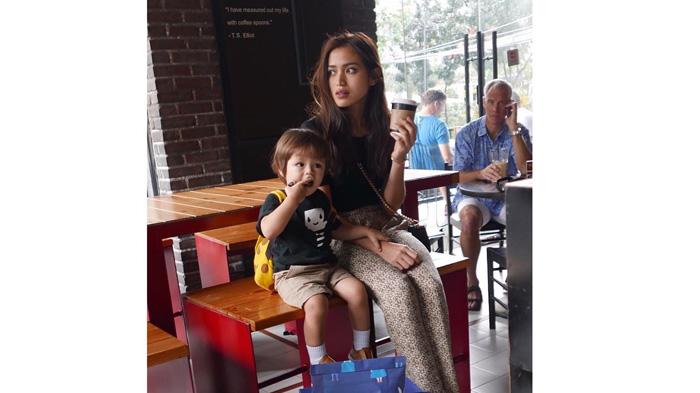 Sempat Sembunyikan Wajah El, Jedar Tuai Pujian Jadi Super Mom Single yang Perhatikan Anak