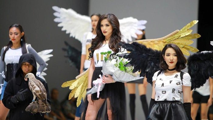 Indonesia Fashion Week 2017 - Pamerkan Produknya, Jedar Pakai Tema Angel Ala Victoria's Secret