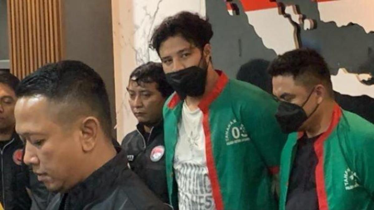 Aktor Ammar Zoni lagi-lagi tersandung kasus narkoba. Ia diduga ikut mengendalikan peredaran sabu dan ganja sintetis dari balik jeruji Rutan Salemba.